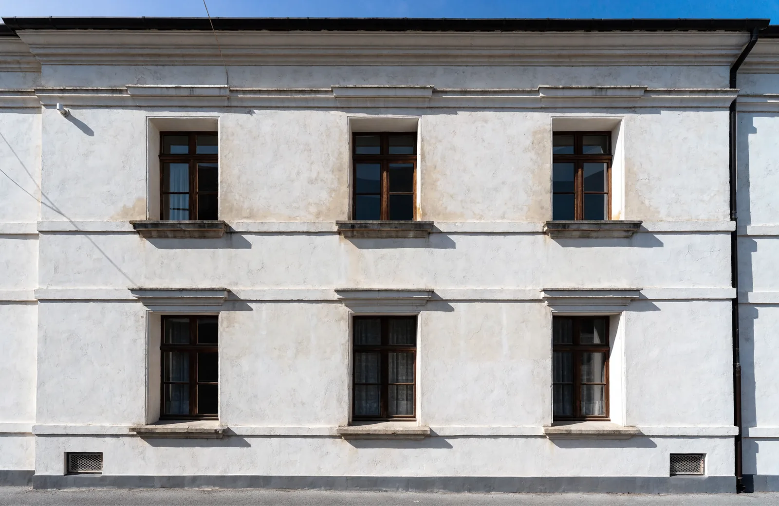 Gebäudefassade mit Fensterflächen zur Vermessung