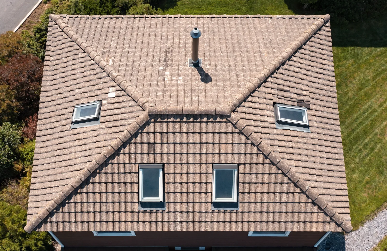Dachinspektion an einem Einfamilienhaus aus der Luft