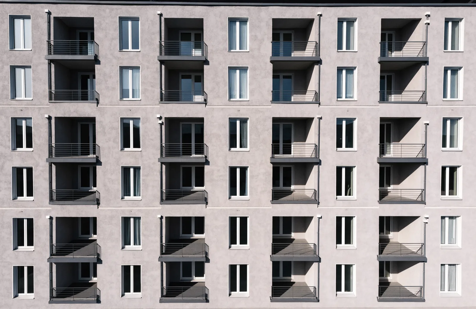 Fassade eines Mehrfamilienhauses